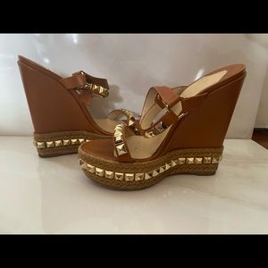 Christian Louboutin- fauve/gold wedges
